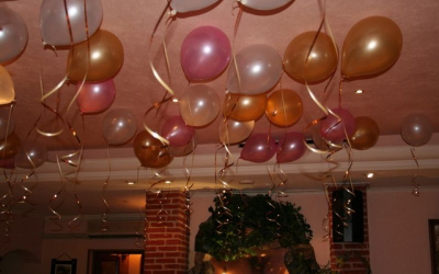 Украшение зала воздушными шарами на свадьбу